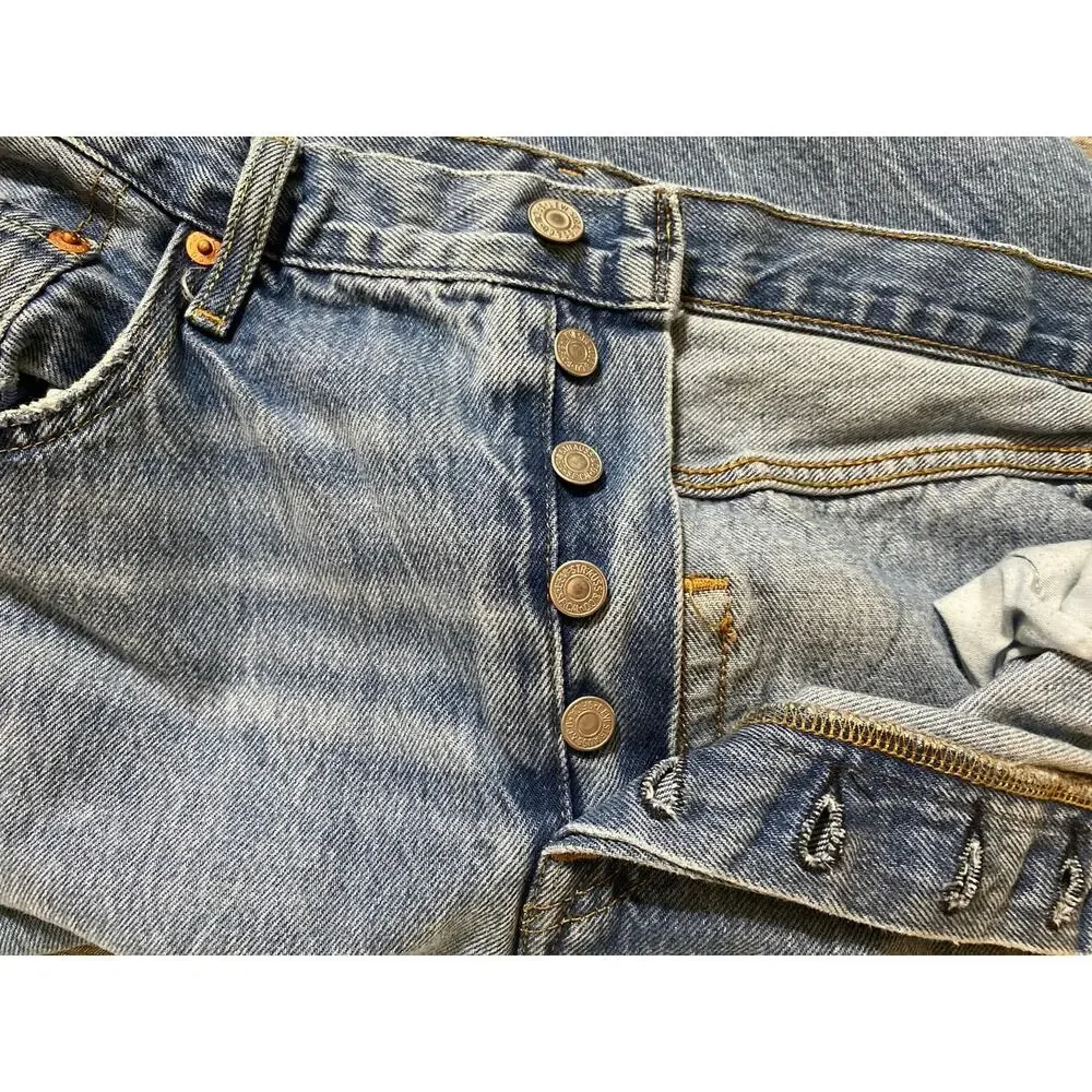 Levi’s 501 90s Classic Jeans Women’s 31x30 Med Blue Rigid Cotton Straight Leg